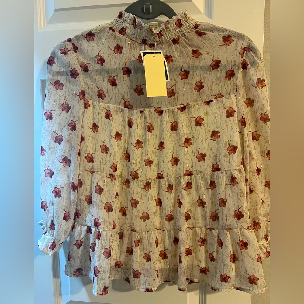 New with tags, mid sleeve blouse , sz M